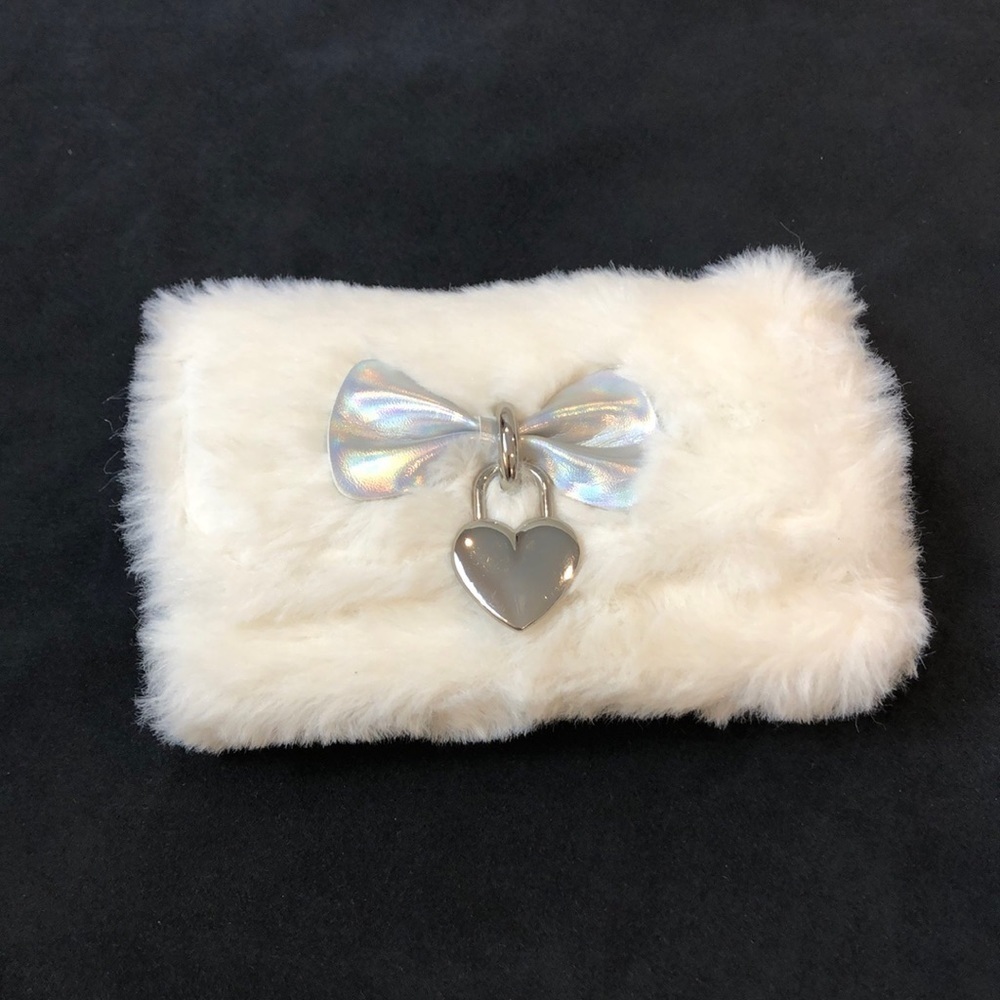 Claire’s Winter Holiday Bow Faux Fur Wallet